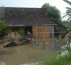 Tanggul Bengawan Solo Jebol, Rumah Warga Lamongan Kebanjiran