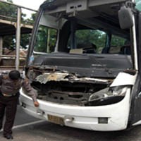 Hindari Kambing Menyeberang, Bus Kramat Djati & Tiga Truk Tabrakan Beruntun