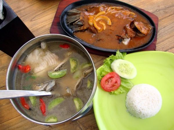 Menikmati Semilir Angin Sambil Menyeruput Kuah Sup Gurame