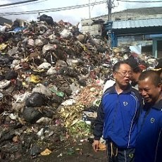 Pantau Gunungan Sampah Setinggi 3 Meter, Dada Rosada: Bau!