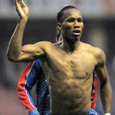 Sebut Drogba Terlalu Tua, Berlusconi Pilih Pemain Muda