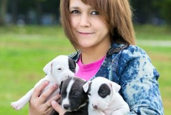 Ibu-ibu Baik Hati yang Rela Menyusui Hewan dari Payudaranya Sendiri