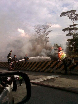 Truk Terbakar di Tol Tangerang-Merak, Lalin Padat 5,5 Km 