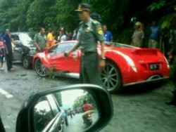 Rem Blong, Ferrari Dahlan Nabrak