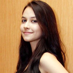 Estelle Linden Merasa Seksi dengan Rambutnya