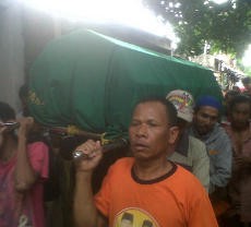 Jenazah Bocah SD yang Diduga Diperkosa Tiba di Rumah, Ibunda Lemas