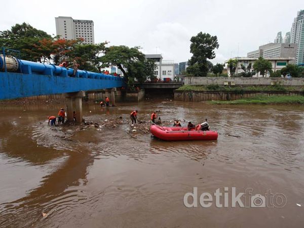 Bersihkan Sampah di Banjir Kanal Barat
