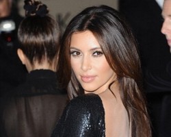 Ingin Modis Saat Hamil, Kim Kardashian Tiru Gaya Victoria Beckham