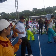 Minggu Pagi, Wagub Bersama Ribuan Ibu-ibu Senam di Tegalega