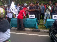 Ratusan Pendukung Parpol yang Tak Lolos Seleksi Demo di KPU