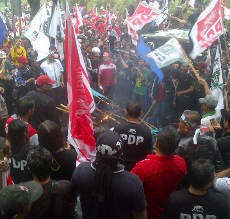  Massa Bakar 2 Keranda di Depan KPU, Lalin Macet