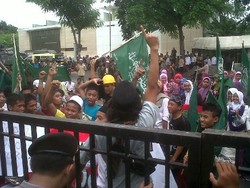 Ratusan Orang Protes Sidang Korupsi Ketua Fatayat NU Lasem di Semarang