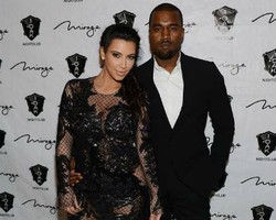 Kim Kardashian Tiru Gaya Berbusana Victoria Beckham Saat Hamil