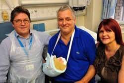 Akhirnya Kakek Ini Punya Tangan Baru untuk Gandeng Cucunya