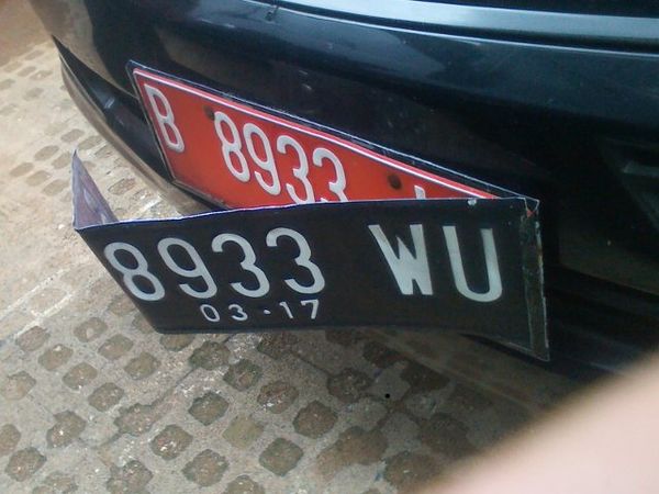 Nopol Sama, Warnanya Dua