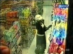 Wanita Muda Curi Susu Terekam CCTV