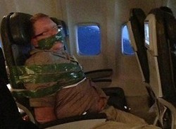 Mabuk di Pesawat, Turis Asal Islandia Diikat di Kursinya!