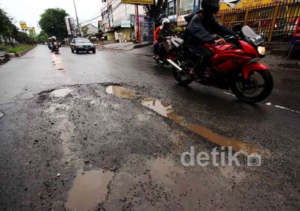 Musim Hujan, Jl KH Noer Ali Kalimalang Rusak