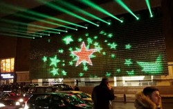 Wouw! 5000 Botol Bir Tersusun Jadi Layar LED Raksasa