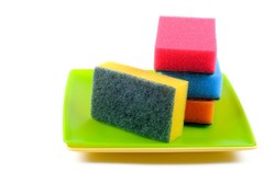 Agar Spons Cuci Piring Tak Jadi Sarang Bakteri, Bersihkan dengan Cara Ini