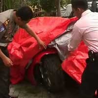 Agar Tak Korsleting Kena Hujan, Bangkai Mobil Listrik Ditutup Terpal 