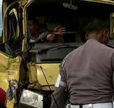 Truk Vs Truk, Sopir Luka Parah