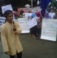 Perjuangkan Bahasa Daerah, Massa Kompak Pakai Baju Adat Sunda