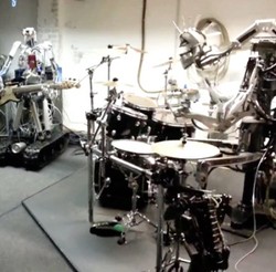 Wow, Grup Band Robot Mainkan Musik Metal