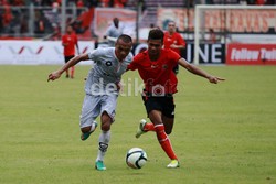 Pemain Persisam Putra Samarinda Ferdinan Sinaga berebut bola dengan pemain Persija Syahrijal.
