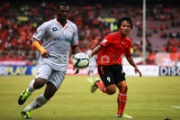 Pemain Persija Rudi Setiawan berebut bola dengan pemain Persisam Putra Samarinda Pierre Njanka.