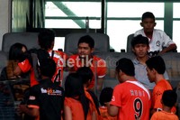 Bambang Pamungkas bersalaman dengan Jak Mania.
