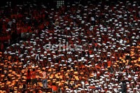 Suporter dari kedua kesebelasan terus memberikan dukungan.
