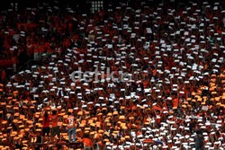 Suporter dari kedua kesebelasan terus memberikan dukungan.
