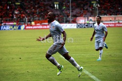 Pemain Persisam Putra Samarinda Lancine Kone gembira usai mencetak gol.