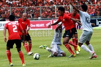 Pemain Persisam Putra Samarinda Lancine Kone dihadang oleh beberapa pemain Persija.