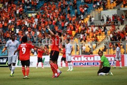 Pemain Persija Pedro Javier dipeluk oleh rekan-rekannya usai mencetak gol.