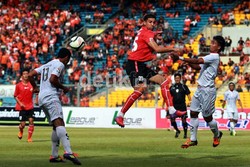 Pemain kedua kesebelasan berebut bola.