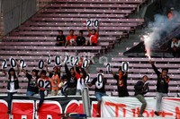 Para pendukung Persija menunjukkan spanduk bernomor 20 milik Bambang Pamungkas, namun ia tidak bermain karena mogok bermain.