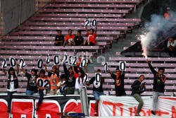 Para pendukung Persija menunjukkan spanduk bernomor 20 milik Bambang Pamungkas, namun ia tidak bermain karena mogok bermain.
