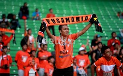 Pendukung Persisam Putra Samarinda gembira usai kesebelasannya berhasil menahan imbang Persija.
