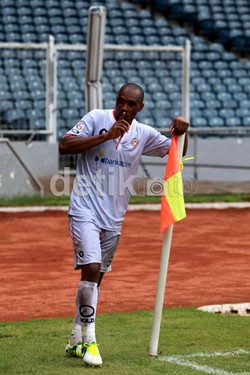 Ekspresi pemain Persisam Putra Samarinda Lancine Kone usai mencetak gol.