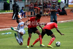 Pemain Persisam Putra Samarinda Ferdinan Sinaga terjatuh usai ditakling oleh pemain Persija.