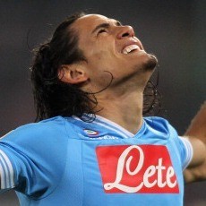 Cavani Hat-trick, Napoli Benamkan Roma 4-1