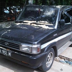 Mobil Kijang yang Tertimpa Pohon Tumbang di Kalibata Ringsek