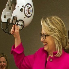Kembali Ngantor, Menlu AS Hillary Clinton Dihadiahi Helm Football