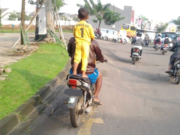 Begini Kalau Bruce Lee Dibonceng