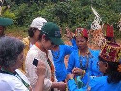 Mantra & Darah Anak Ayam, Cara Suku Dayak Menyambut Wisatawan