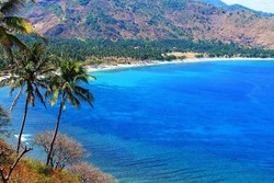 Dari Bukit Ini, Pantai Lombok Terlihat Bagai Lukisan