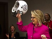 Kembali Ngantor, Hillary Clinton Dihadiahi Helm
