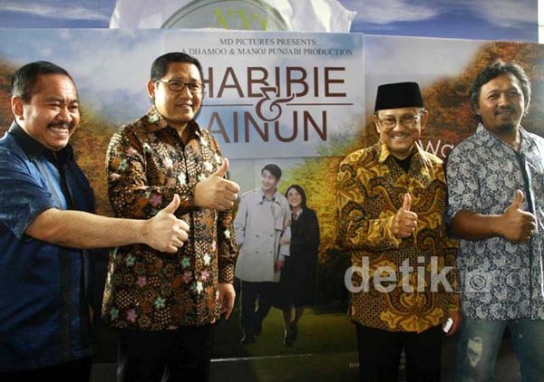 Petinggi Demokrat Nonton Habibie & Ainun